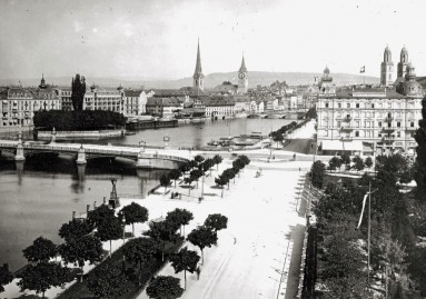 Blick auf Stadt mit Fluss und Strasse