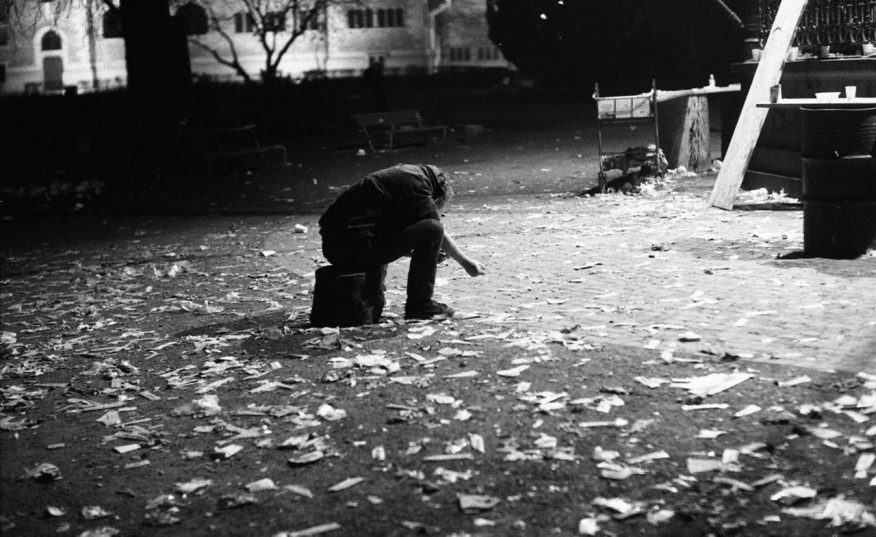 Drogenkonsument nachts auf dem Platzspitz