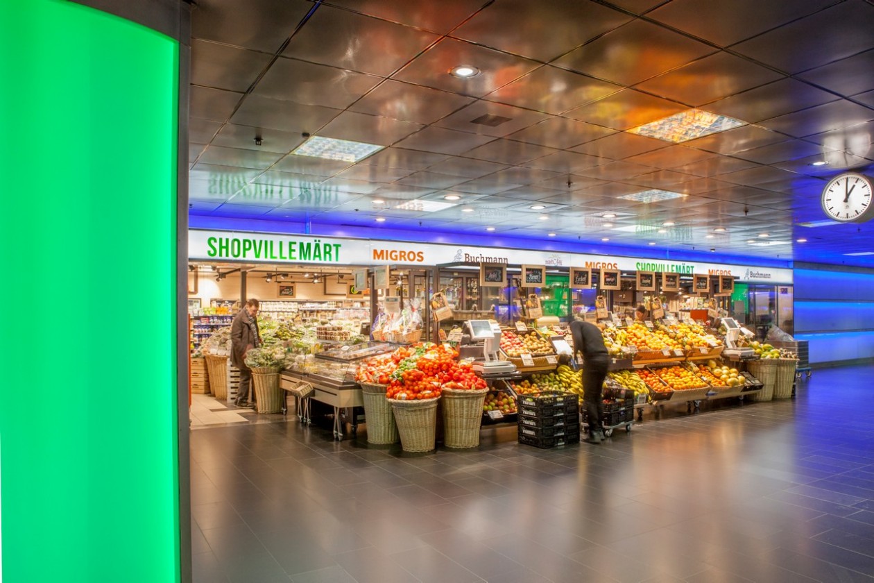 Das Bild zeigt einen Lebensmittelladen beim Hauptbahnhof