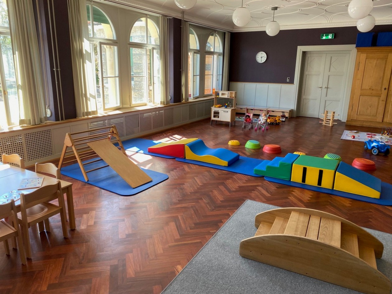 Ein Parcours aus Brücken, Rampen und anderen Hindernissen für Kleinkinder steht im Familientreff Entlisberg bereit.