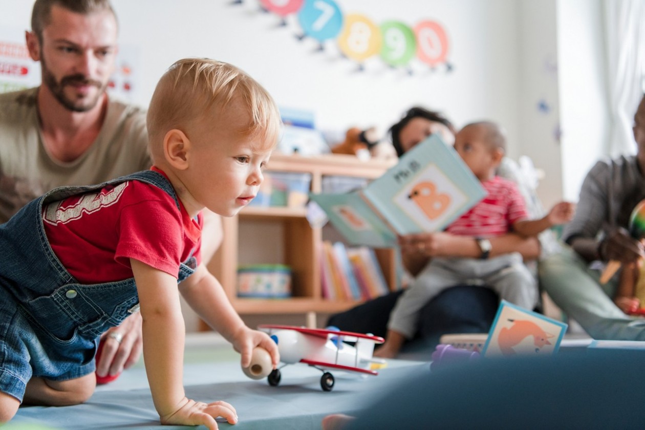 Kinder und Eltern spielen im Familientreff Entlisberg miteinander.