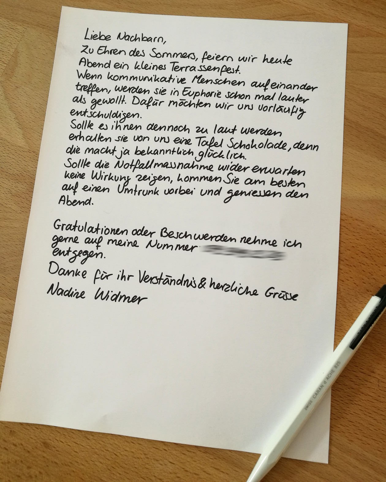 Handgeschriebener Brief informiert Nachbarschaft über bevorstehende Feier