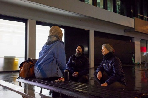 Sozialambulanz sip züri im Winter «sip züri»-Mitarbeitende sprechen mit einer obdachlosen Person.