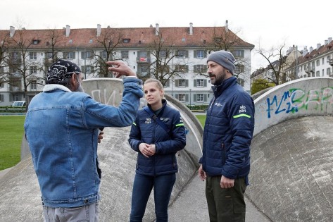 Konfliktvermittlung sip züri «sip züri»-Mitarbeitende sprechen mit einer Person.