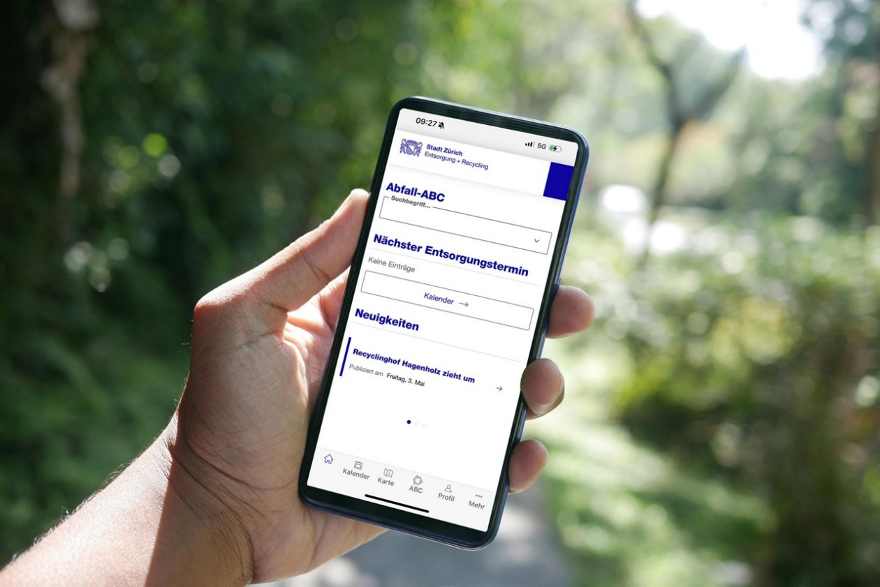 Ein Smartphone hat die App von ERZ geöffnet. 