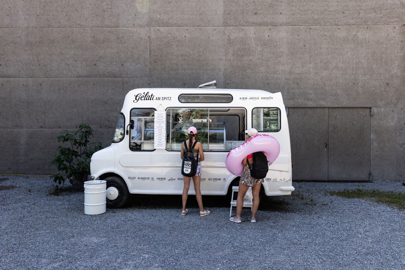 Eisstand mit Kundschaft.