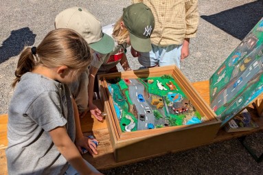 Vier Kinder betrachten einen Schaukasten