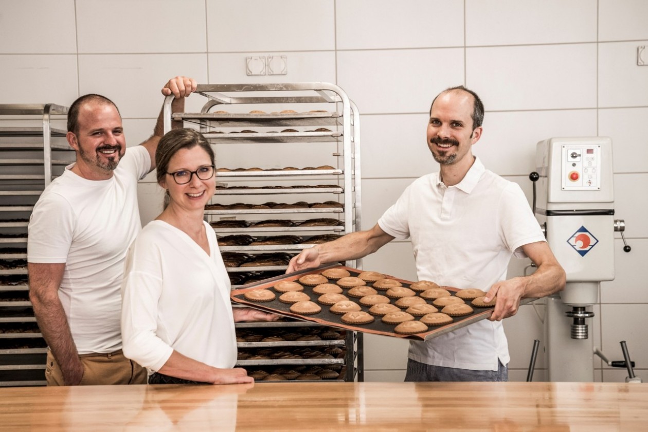 Drei Mitarbeitende der Leibacher Biber-Manufaktur