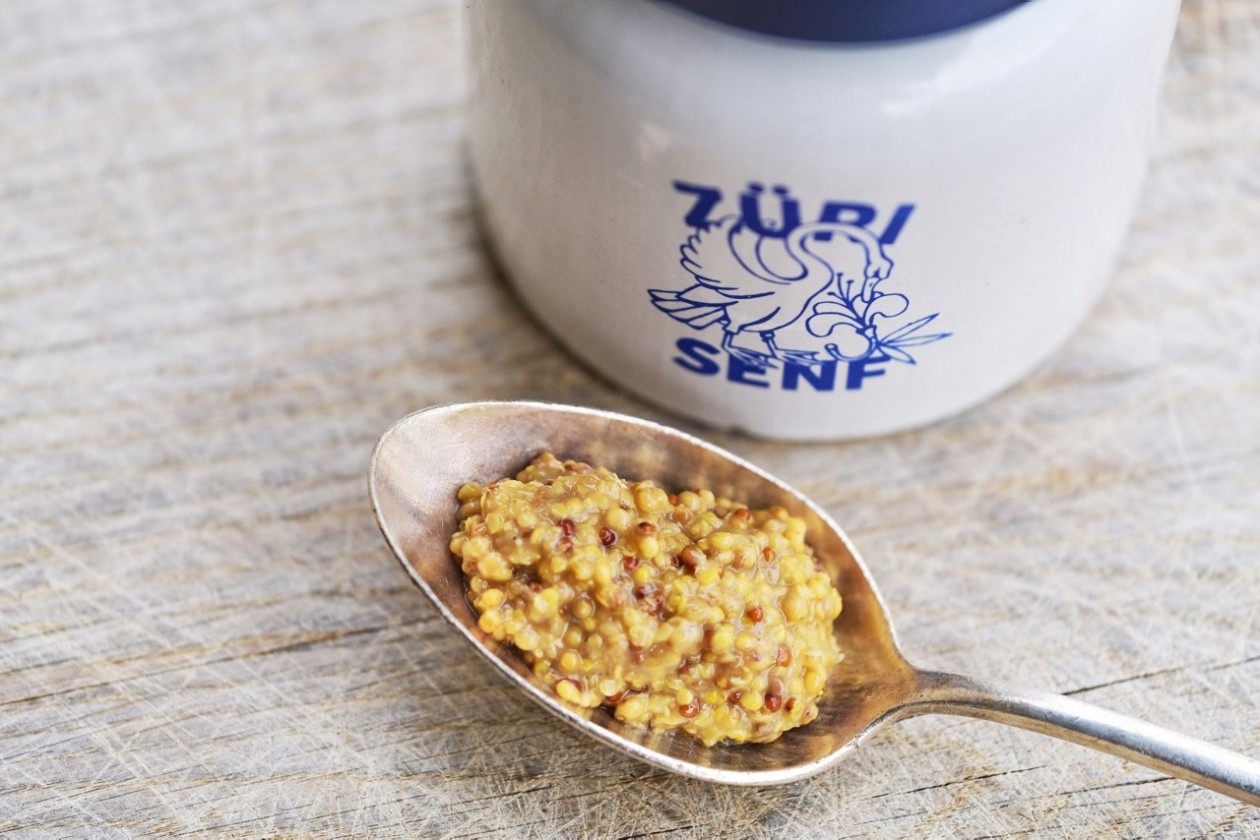 Ein Löffel mit körnigem Züri-Senf
