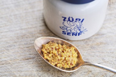zueri-senf Ein Löffel mit körnigem Züri-Senf