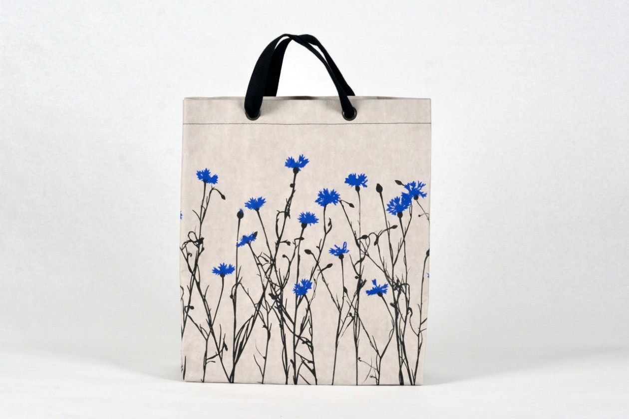 Weisse Tasche mit blauen Blumen