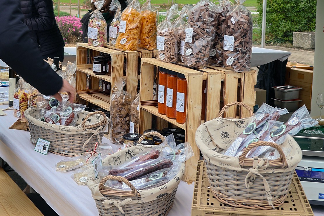 Marktstand mit verschiedenen Landwirtschaftsprodukten