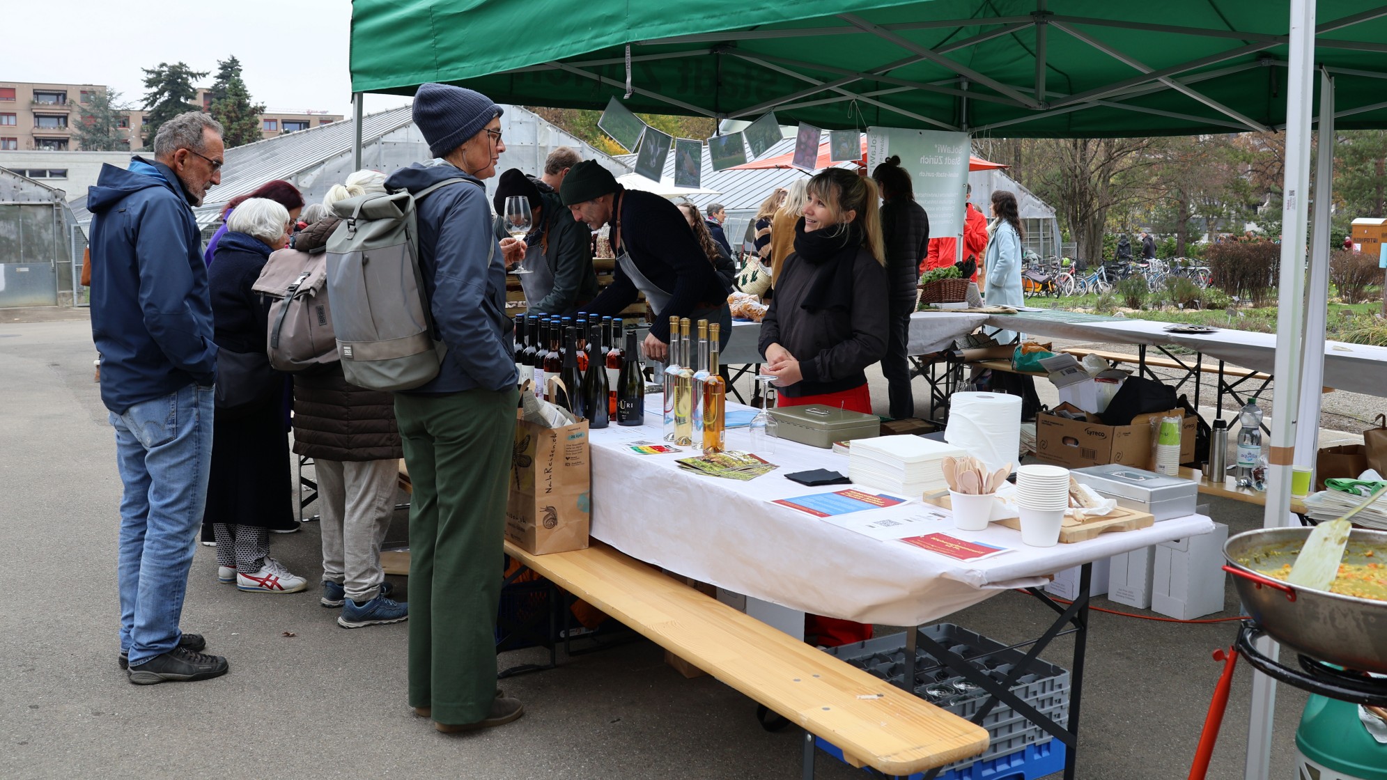 Personen an einem Verkaufsstand beim Martinimarkt in der Stadtgärtnerei Zürich